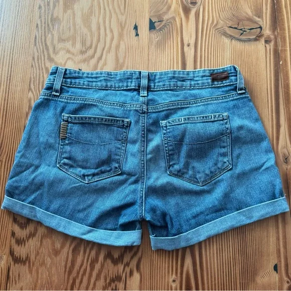 PAIGE Hutton Cuffed Denim Shorts in Toni Wash - Picture 4 of 9